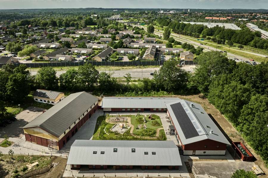 Dänemarks erster CO₂-neutraler Kindergarten, mit Stahlprofilen verkleidet, Børnehuset Grønnegården, Transformervej 3, 2860 Søborg